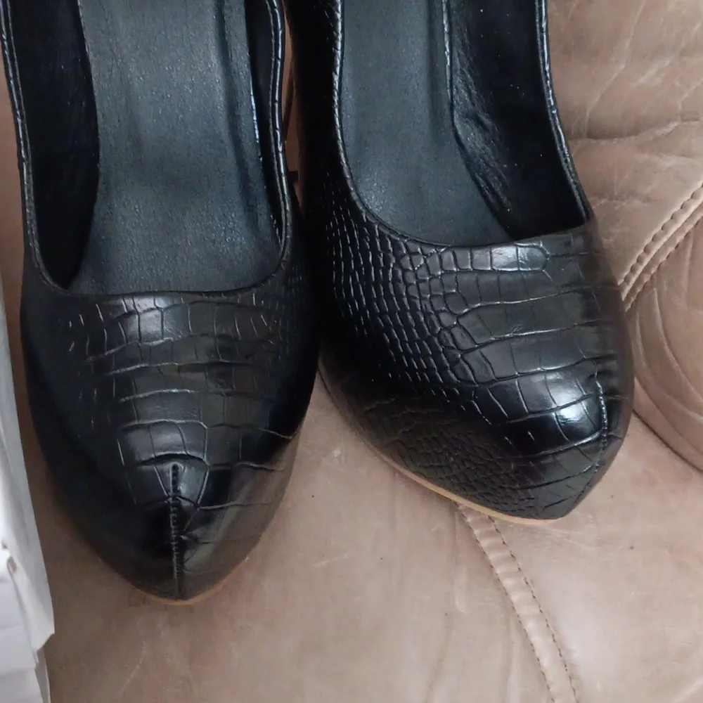 Black Textured Platform Stiletto Heels - Picture 2 of 3
